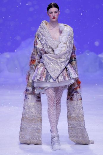 Direction la neige et la montagne pour Guo Pei qui prend de la hauteur pour proposer des vêtements surdimensionnés qui allient élégance et protection. Paris, le 22 janvier 2020.