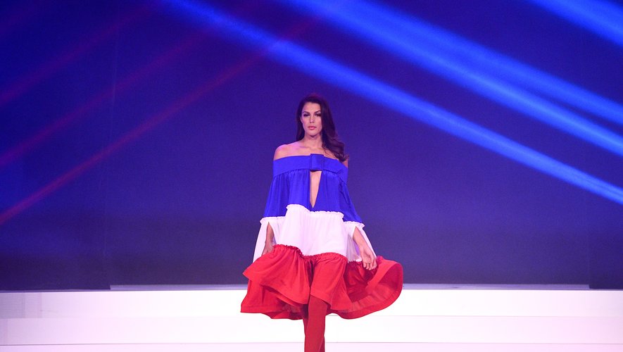 Comme souvent lors de ses shows, Jean Paul Gaultier a fait un clin d'oeil à la France avec une robe tricolore portée par Iris Mittenaere. Paris, le 22 janvier 2020.