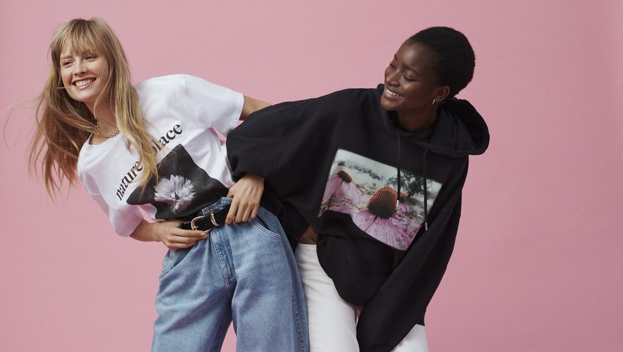 H&M présente une collection de T-shirts et de sweats imprimés de photos de la top Helena Christensen.