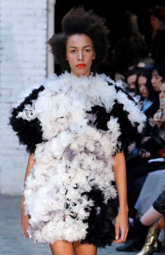 Certaines robes sont plus courtes mais toujours aussi volumineuses chez Xuan et font penser à des cocons protecteurs dans lesquels les mannequins évoluent. Paris, le 23 janvier 2020.