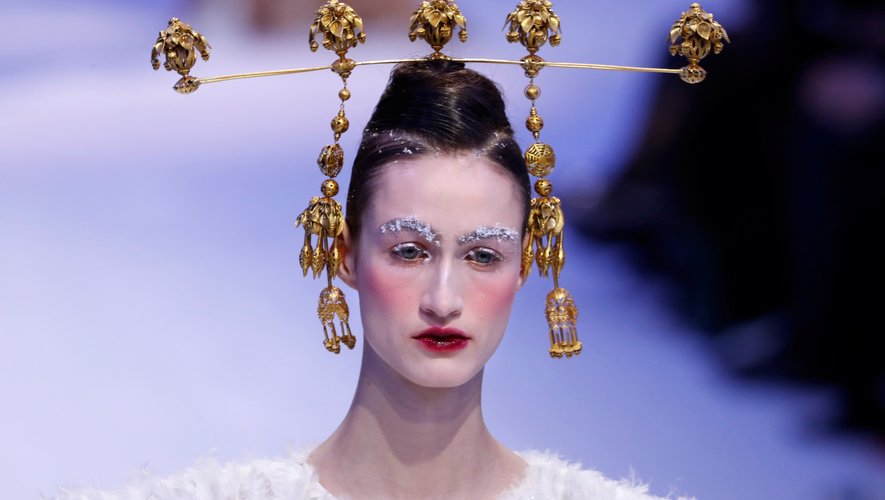 Les accessoires de tête imposants de Guo Pei. Paris, le 22 janvier 2020.