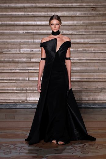 La robe au bustier graphique d'Antonio Grimaldi présentée à Paris le 20 janvier 2020.