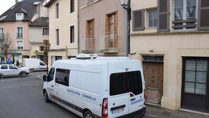 Une bonne partie de la journée, les techniciens de l'identification criminelle de la gendarmerie ont effectué des prélèvements dans la zone du drame, rue du Cours. 