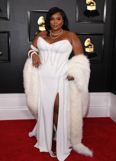 La chanteuse Lizzo a foulé le tapis rouge dans une robe blanche fendue enrichie de cristaux Swarovski, signée Versace. Los Angeles, le 26 janvier 2020.