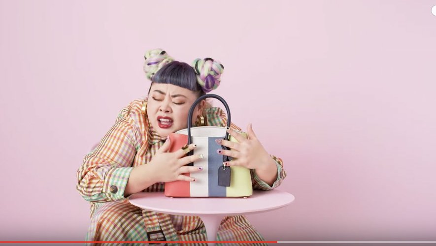 Capture d'écran de la vidéo YouTube "the margaux satchel in irresistible candy colors