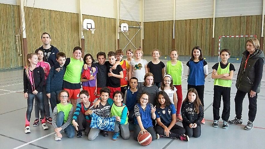 Opération « basket école » à Sévérac (Anthony Guillamet à gauche).