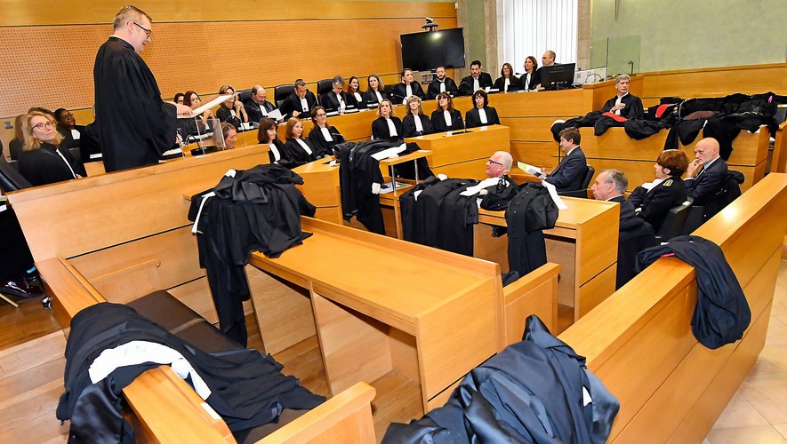 Les avocats ont déposé leurs robes avant de quitter la salle, laissant les bancs vides, lors de l’audience solennelle de rentrée, hier matin à Rodez.