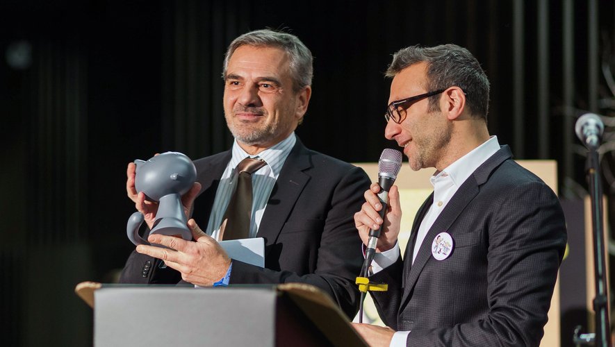 Jean Paciulli, directeur général de Glénat, recevant le Grand Prix  de la ville d’Angoulême