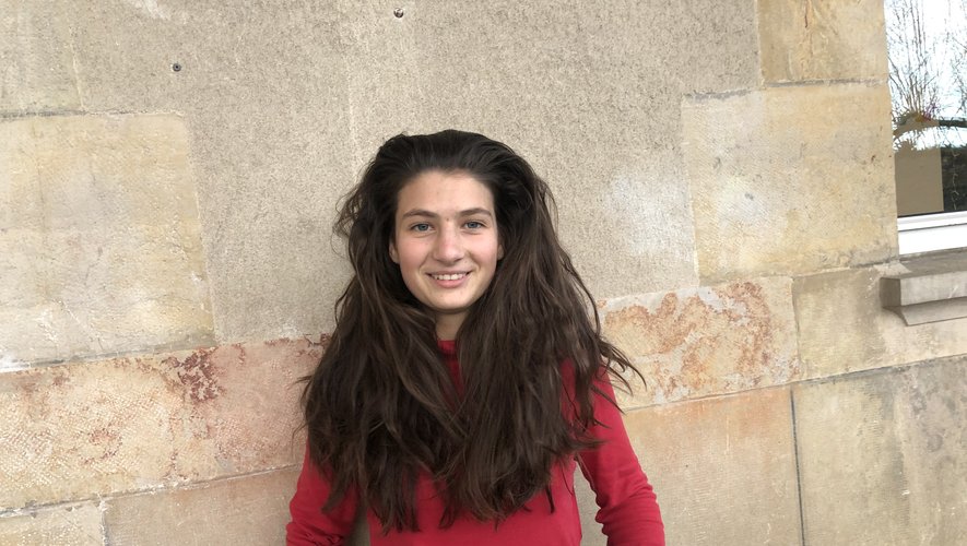 Siham Lemouzy, 16 ans, de Najac, lycéenne à Raymond-Savignac, à Villefranche, veut raser sa belle chevelure pour la bonne cause.