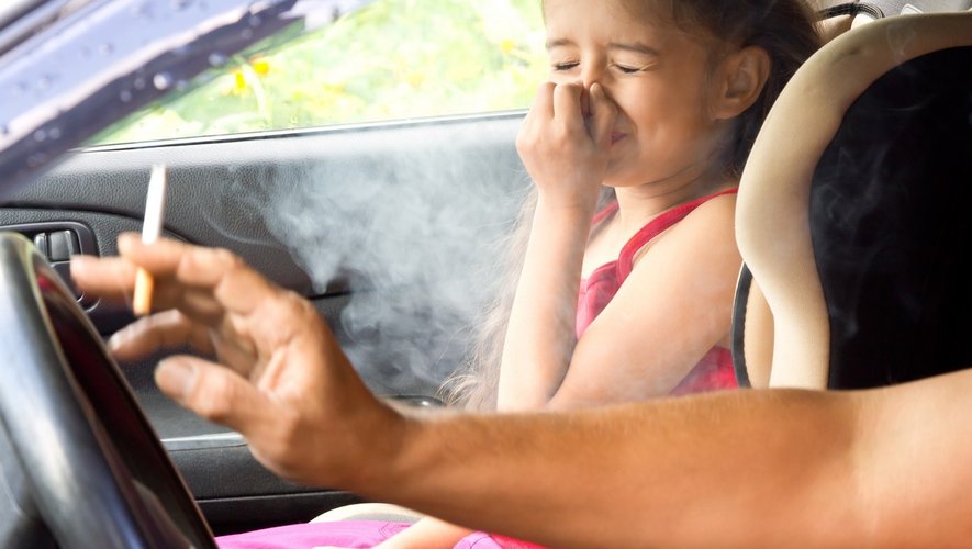 L’interdiction de fumer en voiture réduit bien le tabagisme passif des enfants