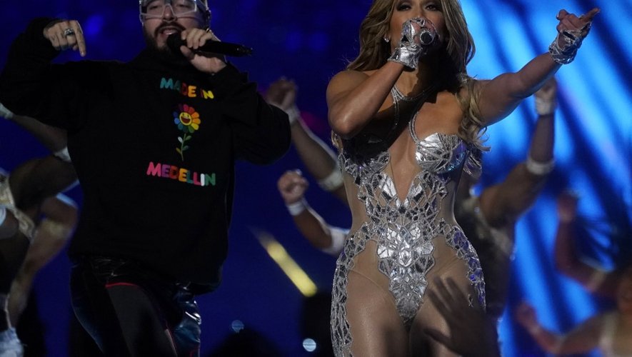 La chanteuse américaine Jennifer Lopez (à droite) et le chanteur colombien J Balvin pendant le spectacle de la mi-temps du Super Bowl LIV au Hard Rock Stadium de Miami, Floride, le 2 février 2020.