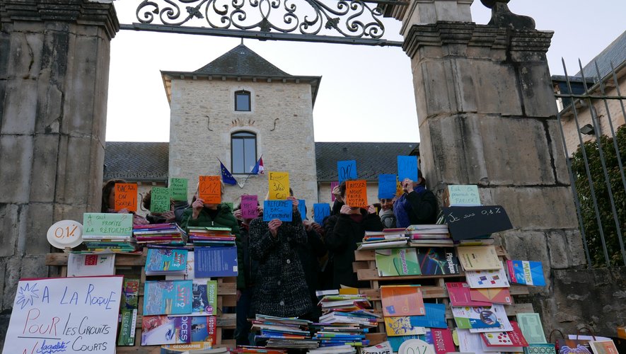 Réforme du bac : à  Onet-le-Château, les enseignants du lycée La Roque bloquent l'entrée de l'établissement par des livres, pour montrer leur mécontentement. 