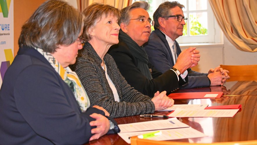 Jean-François Galliard entouré par les conseillers départementaux Michèle Buessinger, Christine Presne et Jean-Pierre Masbou lors de la présentation du dispositif.