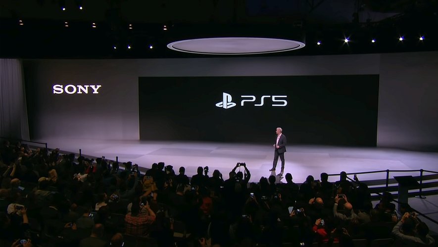 Jim Ryan, le PDG de Sony Interactive Entertainment, présente le logo de la PlayStation 5 au CES 2020