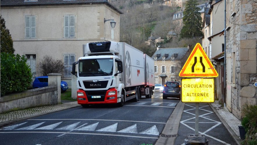 Une circulation alternée est déjà en place dans la traversée du village de Salles-la-Source et sera maintenue en fonction des besoins pour les travaux de sécurisation.