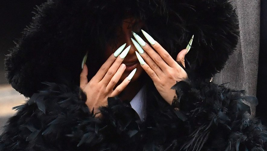 La rappeuse Cardi B, rendue célèbre par le tube "Bodak Yellow" (2017), arbore des ongles souvent extravagants