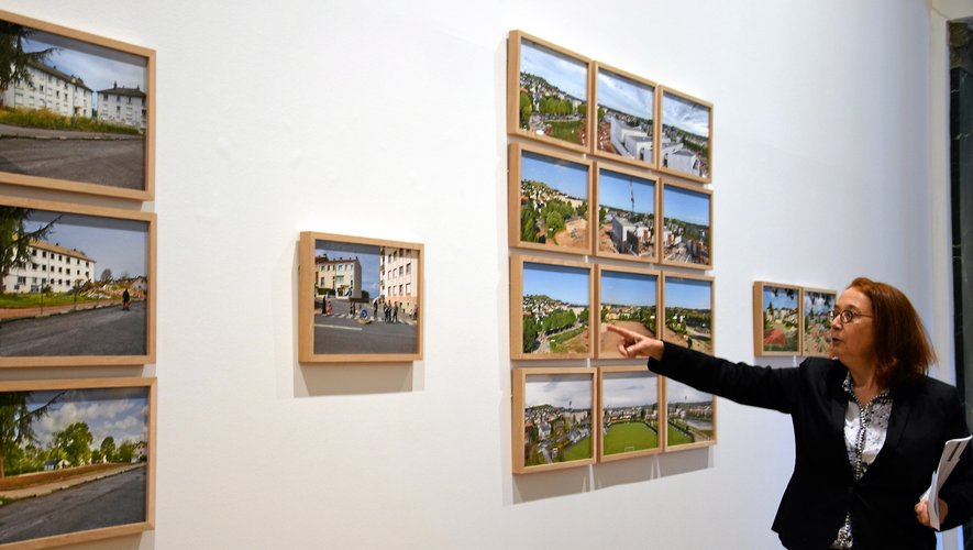 Édith Roux présentant son exposition « Traversées »