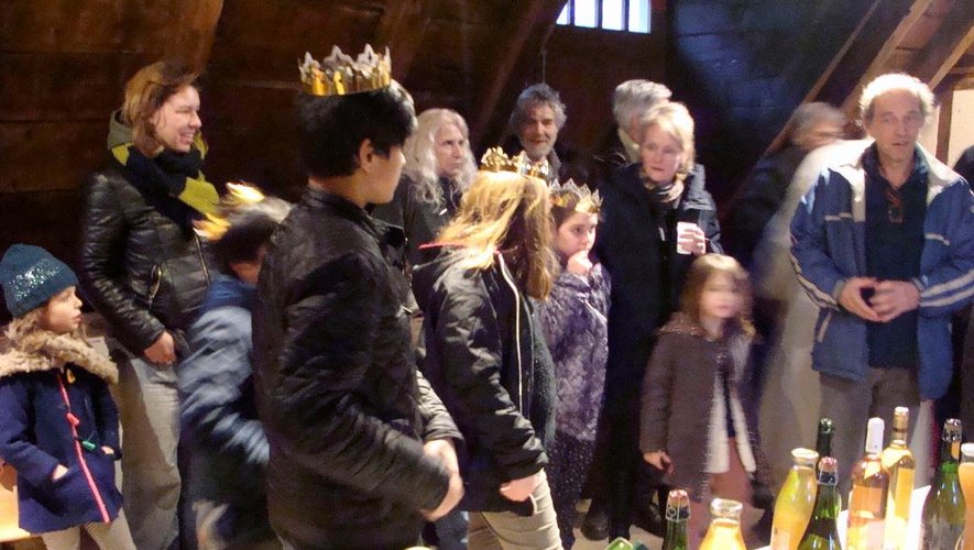 Les enfants s'en sont donné à coeur joie, heureux de déguster la galette, de porter la couronne de roi et de jouer tous ensemble dans la grange ou à l'extérieur