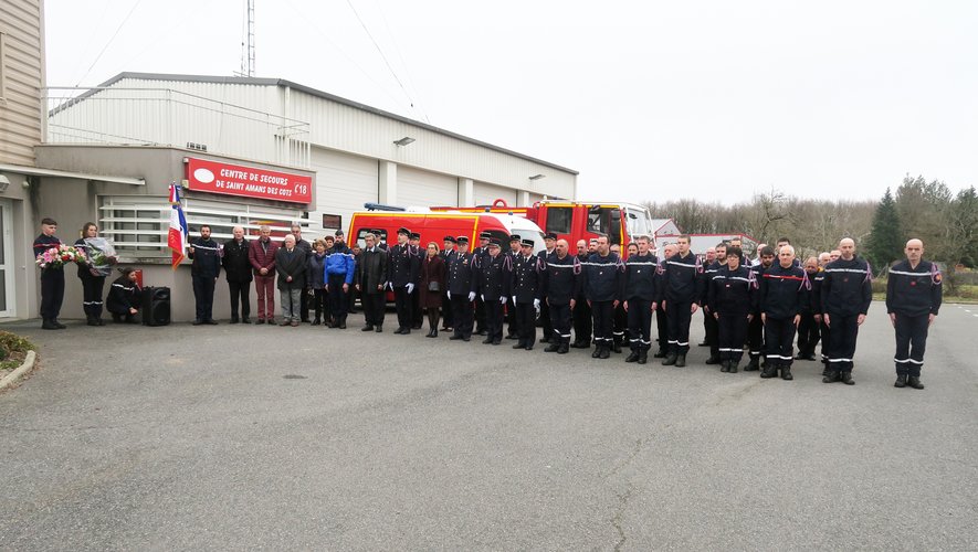 Le capitaine Xavier Galdemar a ouvert la cérémonie par une minute de silence avec un dépôt de gerbe en hommage aux sapeurs-pompiers disparus.