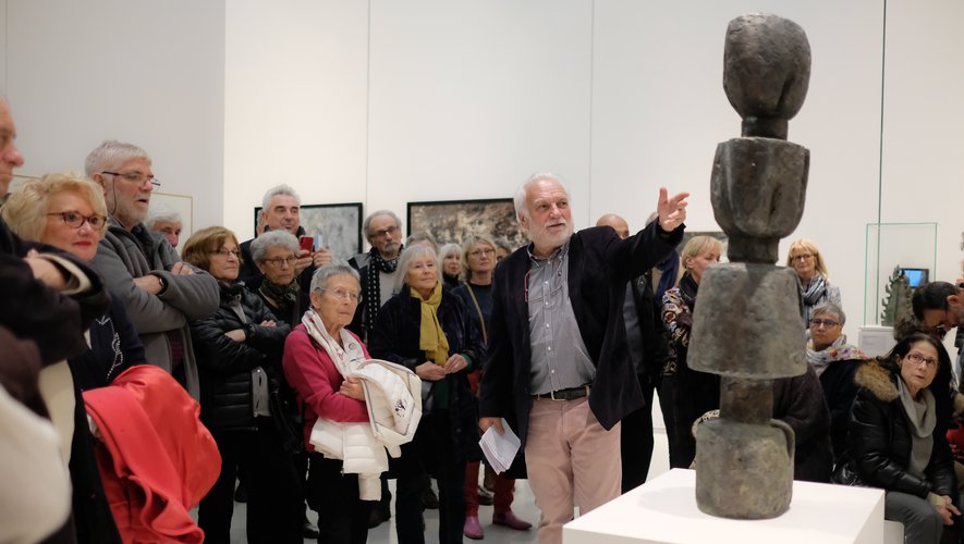 Daniel Ségala présentant le Totem de Juana Muller lors de la conférence du 15 décembre au musée Soulages.	 