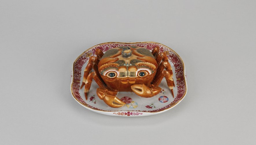 Crab tureen with cover and fixed stand Qing dynasty, Qianlong period (1736 - 1795), China Porcelain, 10 . 5 x 22 . 8 x 21 . 5 cm RA Collection