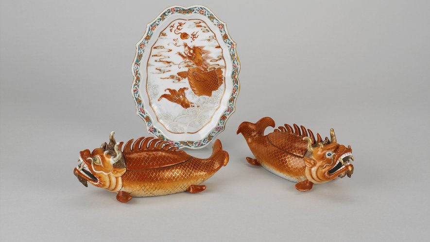 Pair of dragon carp tureens with covers and s tands Qing dynasty, Qianlong period (1736 - 1795), 1750 - 1770, China Porcelain decorated in overglaze iron red enamel and gold and famille rose enamels Tureens / RA Collection