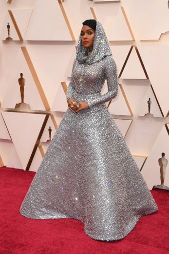 Janelle Monae se distingue dans cette longue robe argent entièrement recouverte de cristaux et agrémentée d'une capuche, signée Ralph Lauren. Hollywood, le 9 février 2020.