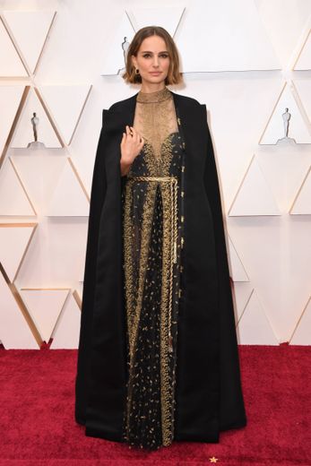Natalie Portman a réussi le pari d'allier chic et engagement avec cette robe brodée Dior surmontée d'une cape sur laquelle sont brodés les noms de réalisatrices qui auraient dû selon elle participer à l'événement. Hollywood, le 9 février 2020.