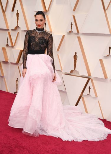 Gal Gadot se distingue également avec cette robe Givenchy Haute Couture faite de transparence, de dentelle, et d'une jupe rose. Hollywood, le 9 février 2020.