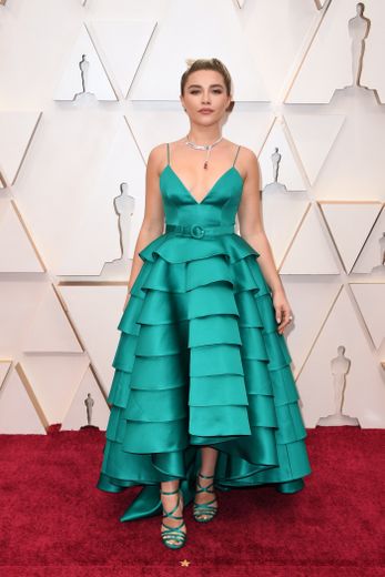 Florence Pugh a fait le choix osé de la couleur avec cette robe à fines bretelles ornée de volants, signée Louis Vuitton, et assortie à ses talons. Hollywood, le 9 février 2020.