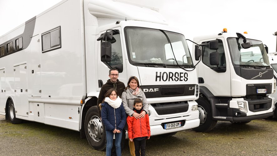 La famille Bénazeth devant un camion van à chevaux avec couchettes.