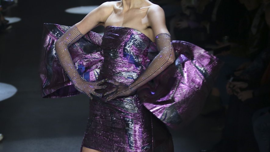 Certaines robes courtes s'habillent de détails ultra glamour comme ce noeud surdimensionné chez Christian Cowan. New York, le 11 février 2020.