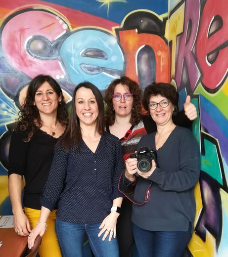 Luce Dupont, photographe, Céline Roussel, Nancy Courtial et Sandra Oliveira, salariées du centre social.