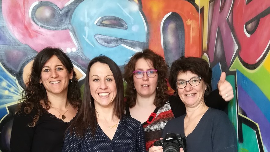 Luce Dupont, photographe, Céline Roussel, Nancy Courtial et Sandra Oliveira, salariées du centre social.