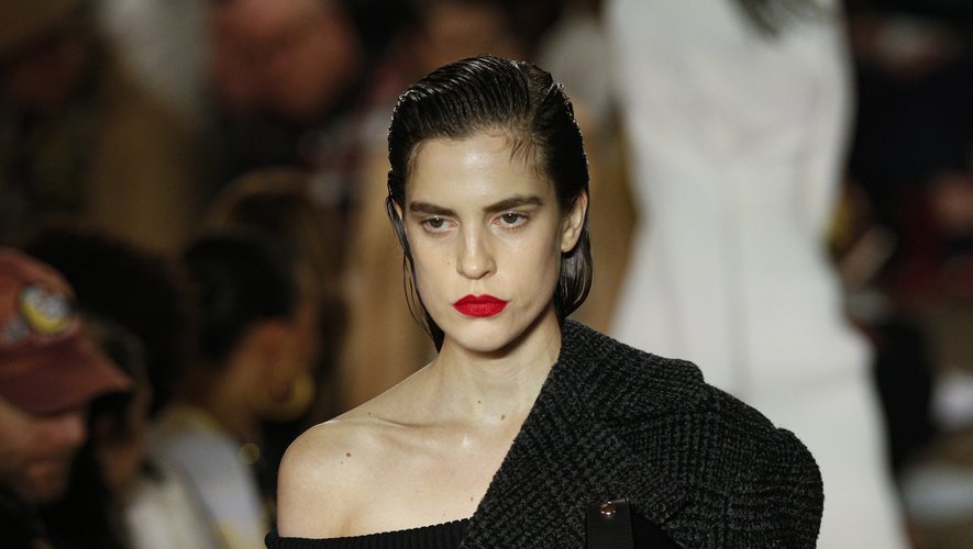 Proenza Schouler a misé sur le glamour total d'une coiffure effet mouillé, des sourcils marqués et une bouche bien rouge.