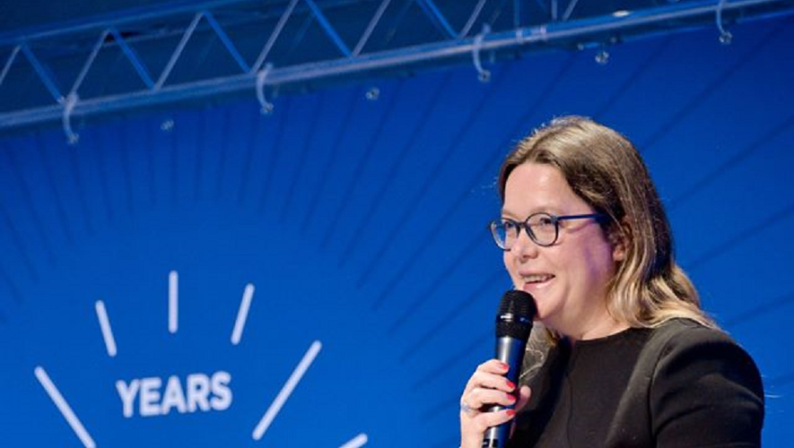 Titulaire d’un DEA de gestion et de marketing obtenu à l’Université de Paris Dauphine et d’un MBA, Yseulys Costesa été saluée à l’occasion de l’anniversaire de cette honorable institution où elle a par la suite enseigné.