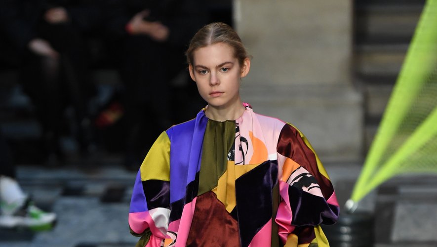 Roksanda place la couleur au coeur de sa collection, en proposant des robes volumineuses où les matières et les teintes les plus vibrantes se mêlent avec brio. Londres, le 16 février 2020.