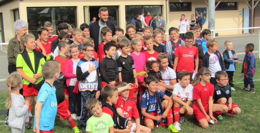 À l’automne dernier, Lucas Tousart est venu, à nouveau, rencontrer les jeunes de son premier club de football, à Rignac.