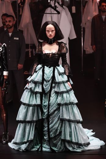 L'opulence est à l'honneur chez Gucci qui présente des robes imposantes à volants et ornées de dentelle pour une allure rétro sophistiquée. Milan, le 19 février 2020.