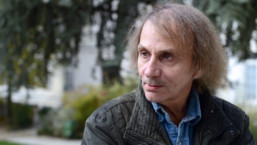 Guillaume Nicloux a déjà témoigné de sa proximité avec l'auteur des "Particules élémentaires" en le filmant dans "Thalasso", un huis clos comique sorti l'an dernier avec Gérard Depardieu.