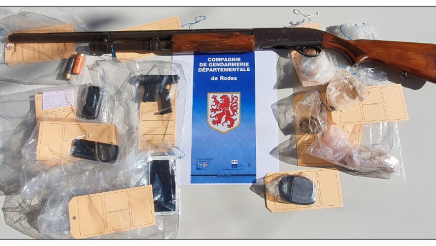 Plusieurs centaines de grammes d’héroïne, une dizaine de grammes de cocaïne, deux armes à feu et plusieurs téléphones portables ont été découverts.