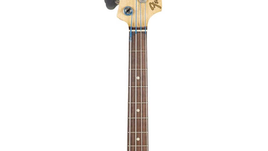 Une basse Fender Mustang de 1969 utilisée par l'ancien bassiste des Rolling Stones Bill Wyman.