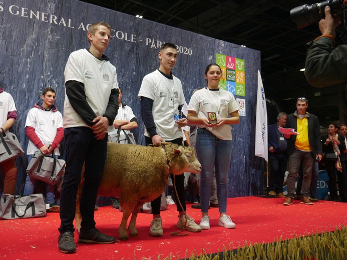 étudiante en 2e année de BTS Productions animales au lycée La Roque à Onet-le-Château, Maëliss Merican a pris la 3e place de la 15e édition des Ovinpiades des jeunes bergers. Quand elle ne s’occupe pas des 800 brebis de la ferme familiale de Cœur-de-Causse dans le Lot, sur laquelle elle compte d’ailleurs s’installer, cette jeune femme de 19 ans joue au rugby dans son équipe lotoise. Engagée !
