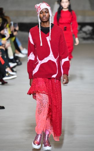 Iceberg combine streetwear, cocooning, et féminité avec cette nouvelle collection déclinée dans une palette dominée par le noir, et agrémentée de quelques touches plus vives. Milan, le 21 février 2020.
