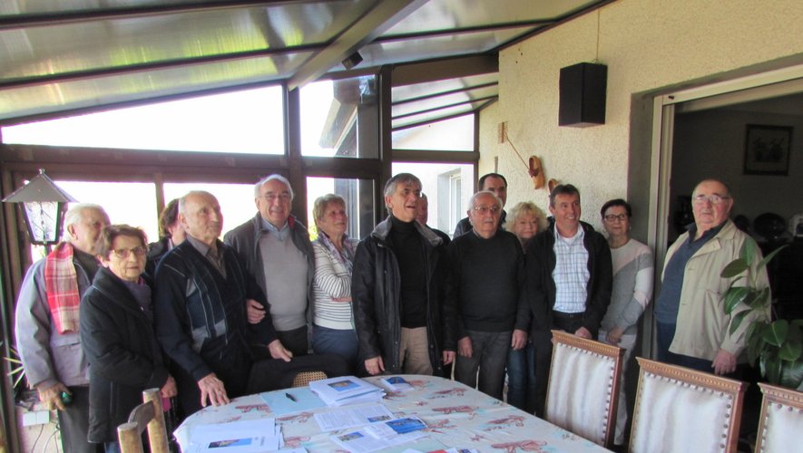 Serge Roques, maire, et Éric Cantournet, conseiller départemental ont participé aux travaux des Amis du Calvaire.