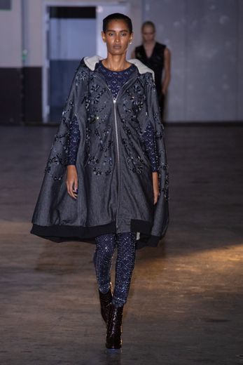 Koché, qui a proposé un défilé mixte, a présenté des pièces d'extérieur surdimensionnées, mais également des robes légères et fluides, avec plusieurs créations recouvertes de cristaux Swarovski. Paris, le 25 février 2020.
