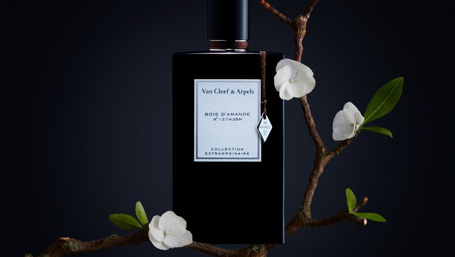 L'eau de parfum "Bois d'Amande" de Van Cleef & Arpels.