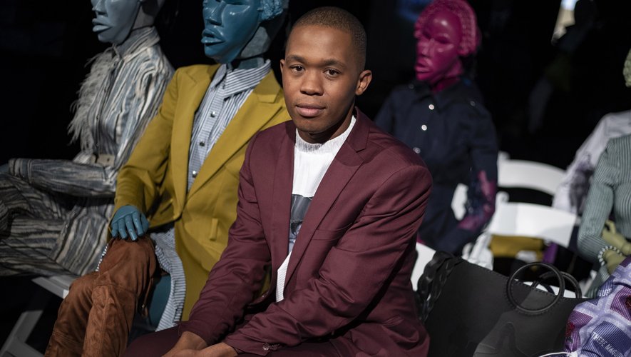 Le designer sud-africain Thebe Magugu n'a que 26 ans mais ses créations, présentées à la Fashion Week parisienne, en font déjà un des fers de lance d'une nouvelle génération de créateurs