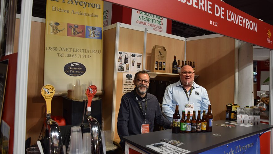 Laurent Molinié et Thierry Lassauvetat découvrent le Salon de l’agriculture. Les deux associés y présentent, notamment, la nouvelle gamme de La brasserie de l’Aveyron.