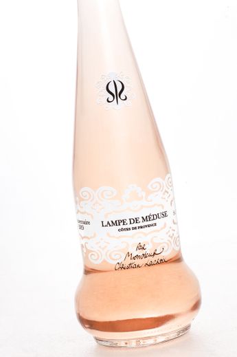 Le rosé Lampe de Méduse du Château Sainte Roseline habillé par Christian Lacroix
